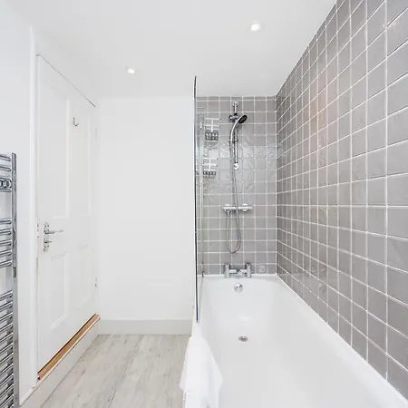 Welcomestay Colliers Wood Two Bed Apartment - Home Away From Home London Exterior photo